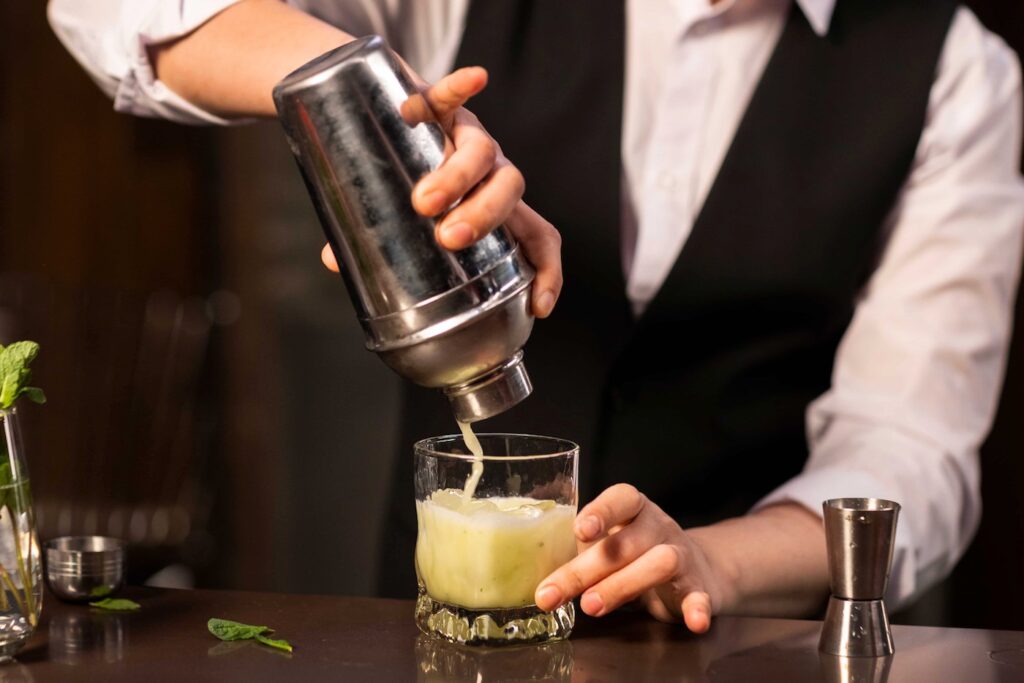barista che prepara un cocktail