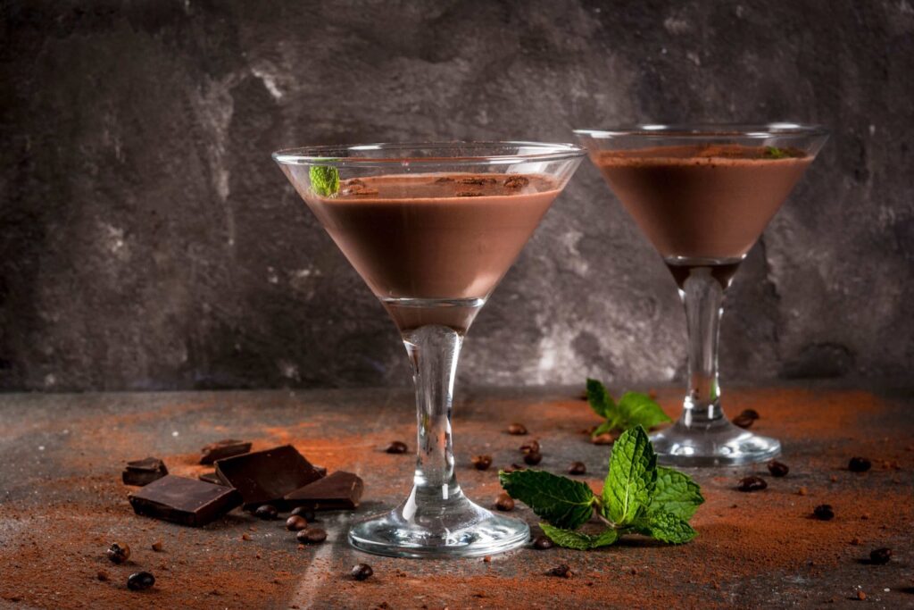 cocktail crema del caffe cioccolato martini con la menta sulla tavola
