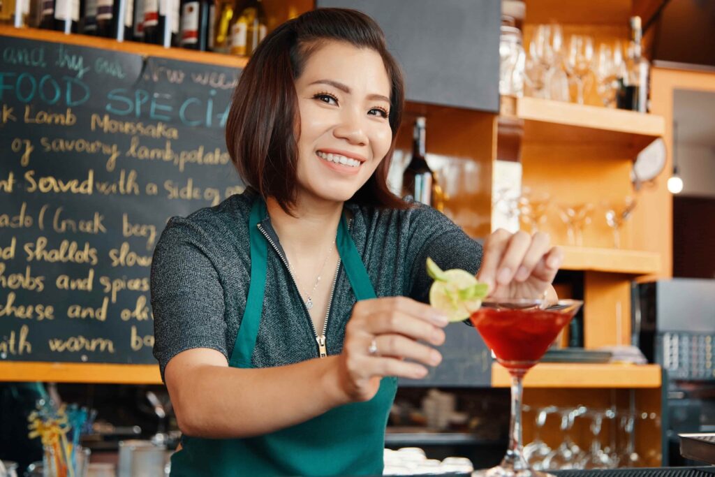 bartender guarnisce cocktail