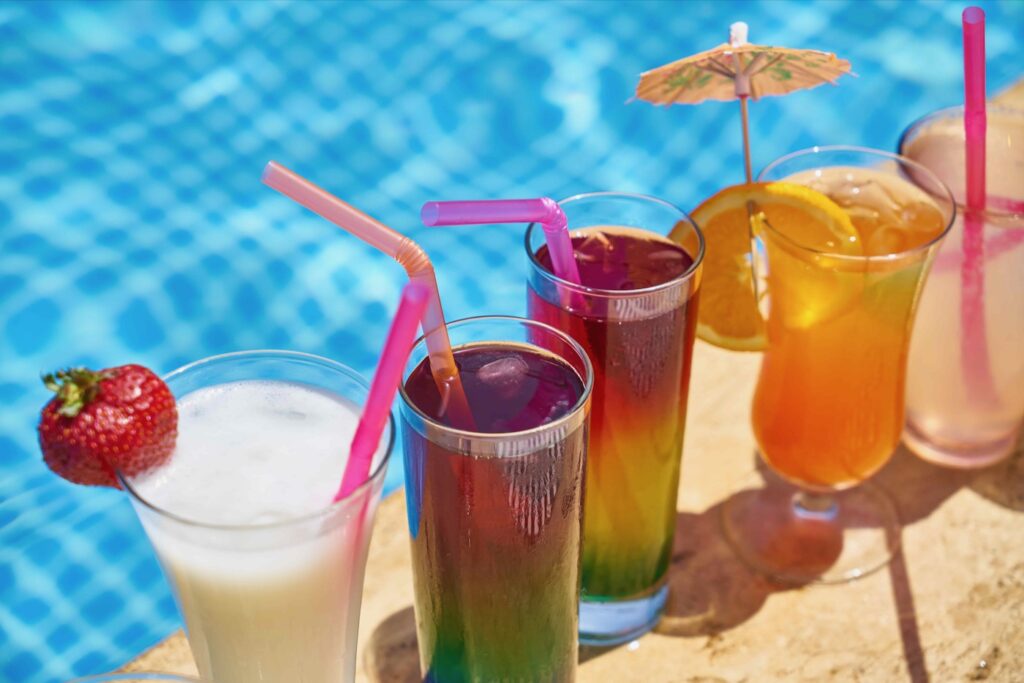 gustosa-bevanda-alcolica-e-vista-sulla-piscina