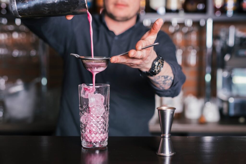 preparare un cocktail rinfrescante in un bar