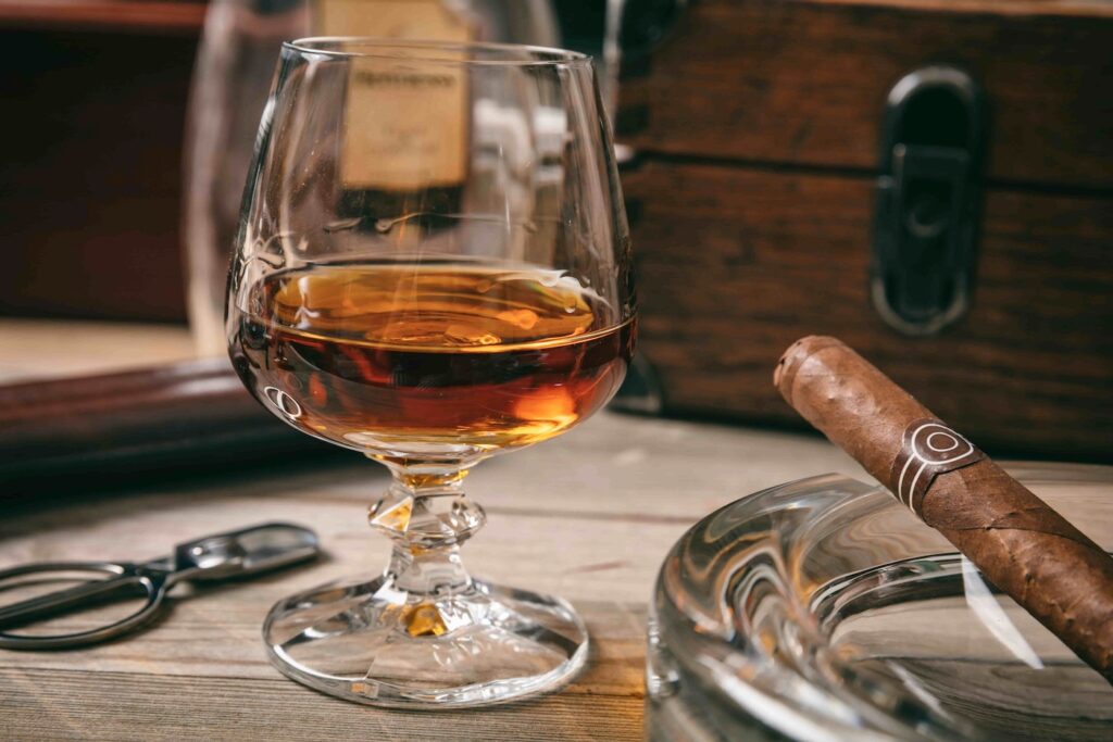 bicchiere di whisky con sigaro