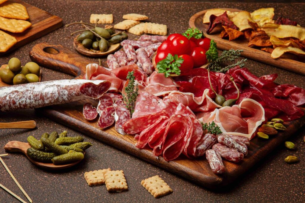tavolo-per-antipasti-con-diversi-antipasti-formaggi-salumi-snack-e-vino-salsiccia-prosciutto-tapas-olive-formaggio-e-cracker-per-la-festa-a-buffet (1)