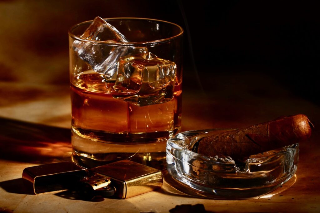 bicchiere di whisky con sigaro